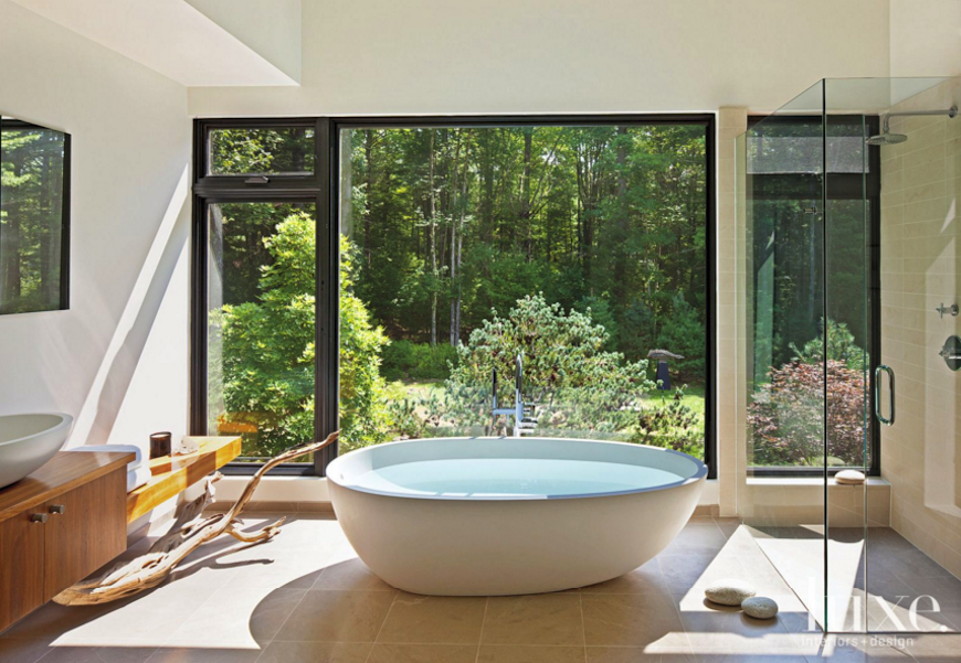 10 Master Bathrooms with Luxurious Freestanding Tubs