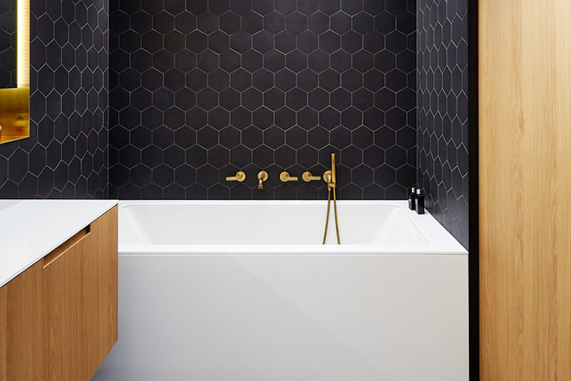 Bathroom Ideas: How to Combine Black, Brass, White and Wood Perfectly ➤To see more Luxury Bathroom ideas visit us at www.luxurybathrooms.eu #luxurybathrooms #homedecorideas #bathroomideas @BathroomsLuxury