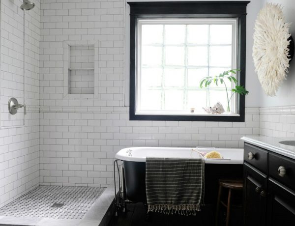 Luxury Bathroom Interior Design Ideas With Retro Tile ➤ To see more news about Luxury Bathrooms in the world visit us at http://luxurybathrooms.eu/ #luxurybathrooms #interiordesign #homedecor @BathroomsLuxury @bocadolobo @delightfulll @brabbu @essentialhomeeu @circudesign @mvalentinabath @luxxu @covethouse_