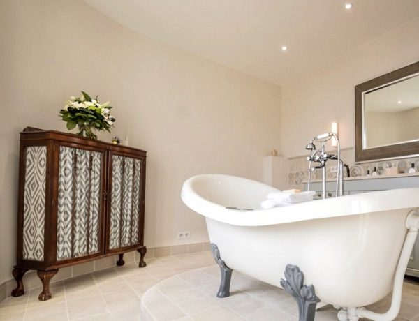Be Inspired By Luxoria Interiors' Exquisite Classic Bathroom Project
