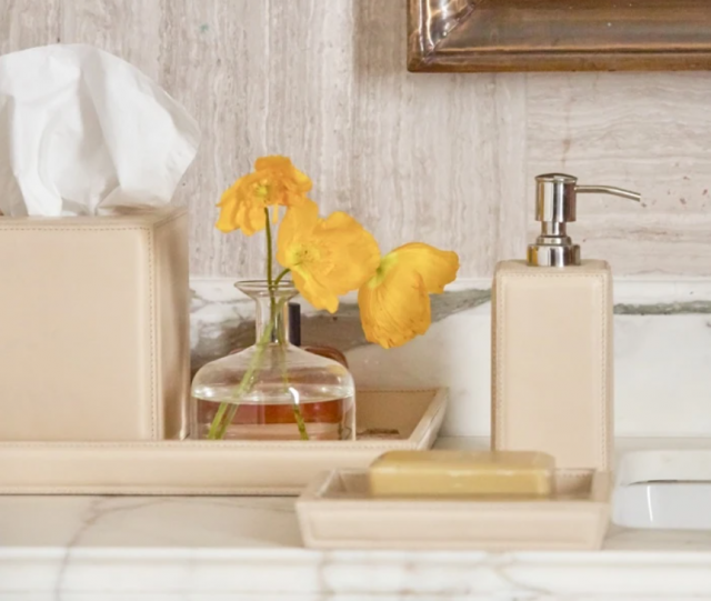 5 Outstanding Leather Bathroom Accessories to Jazz Up Your Decor